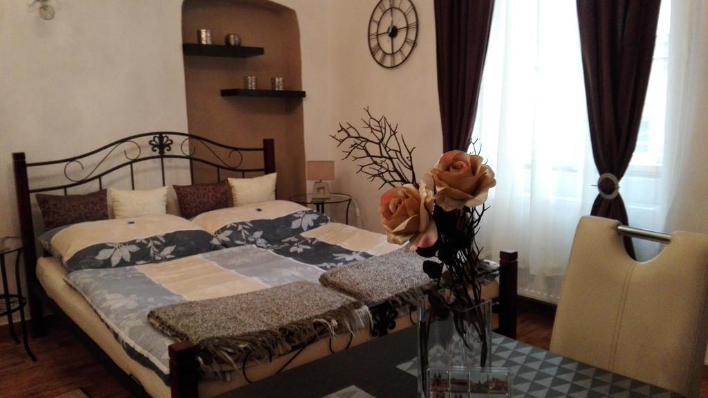 Apartment Jakubska 676 Praag Buitenkant foto